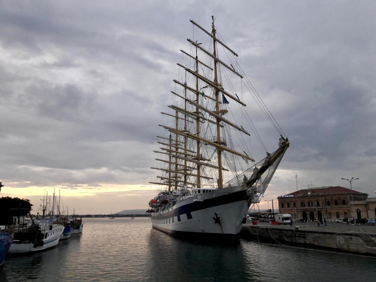 Elegante Appartamento In Palazzo Storico Ortigia Syrakus Exterior foto